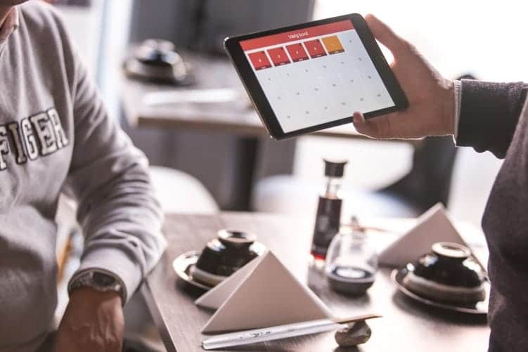 Bob! Desk – Wartungssoftware – Servicequalität im Kundenservice verbessern – Tisch mit zusammenkommenden Kolleg:innen